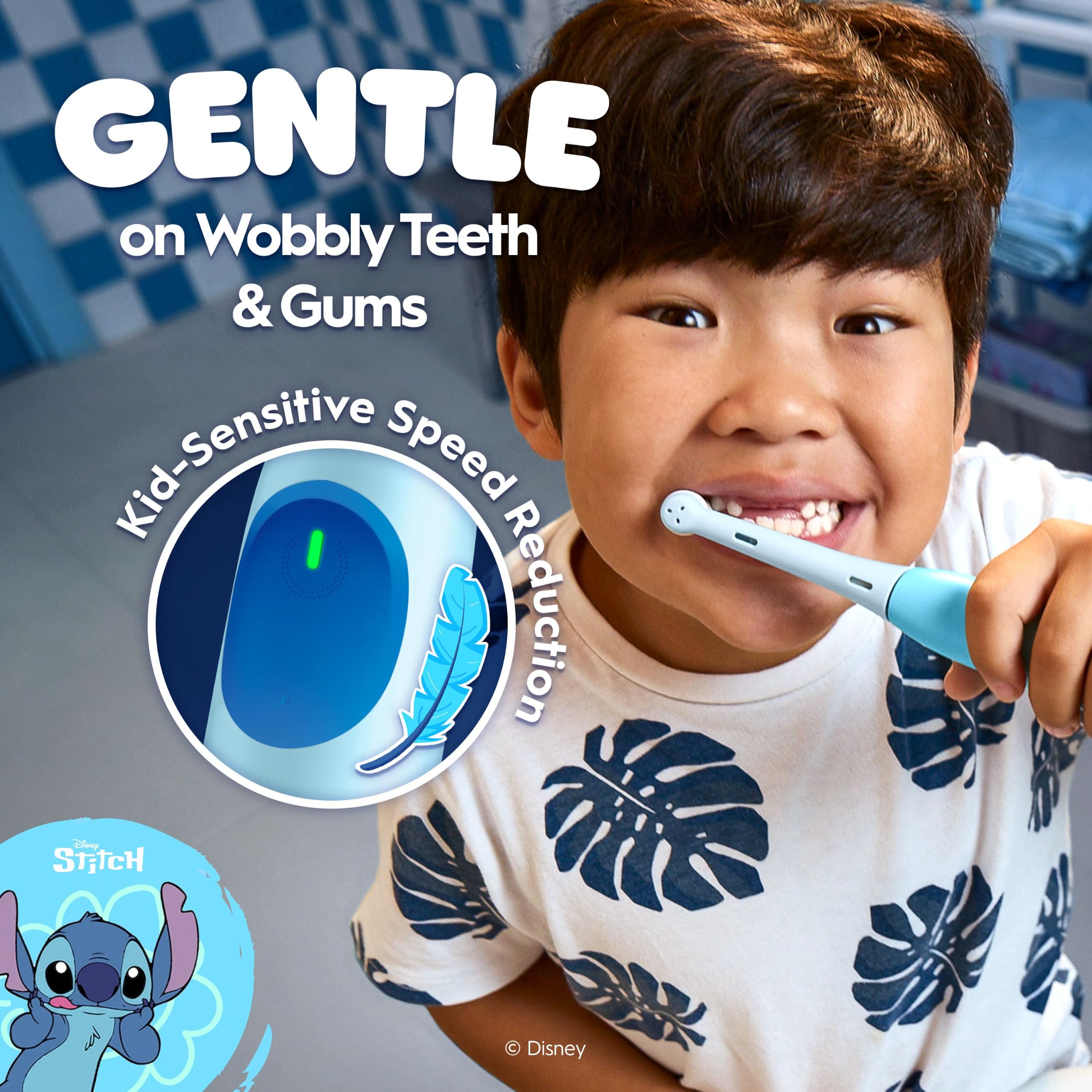Oral-B iO Kids Stitch comparación de tamaño con un cepillo manual infantil