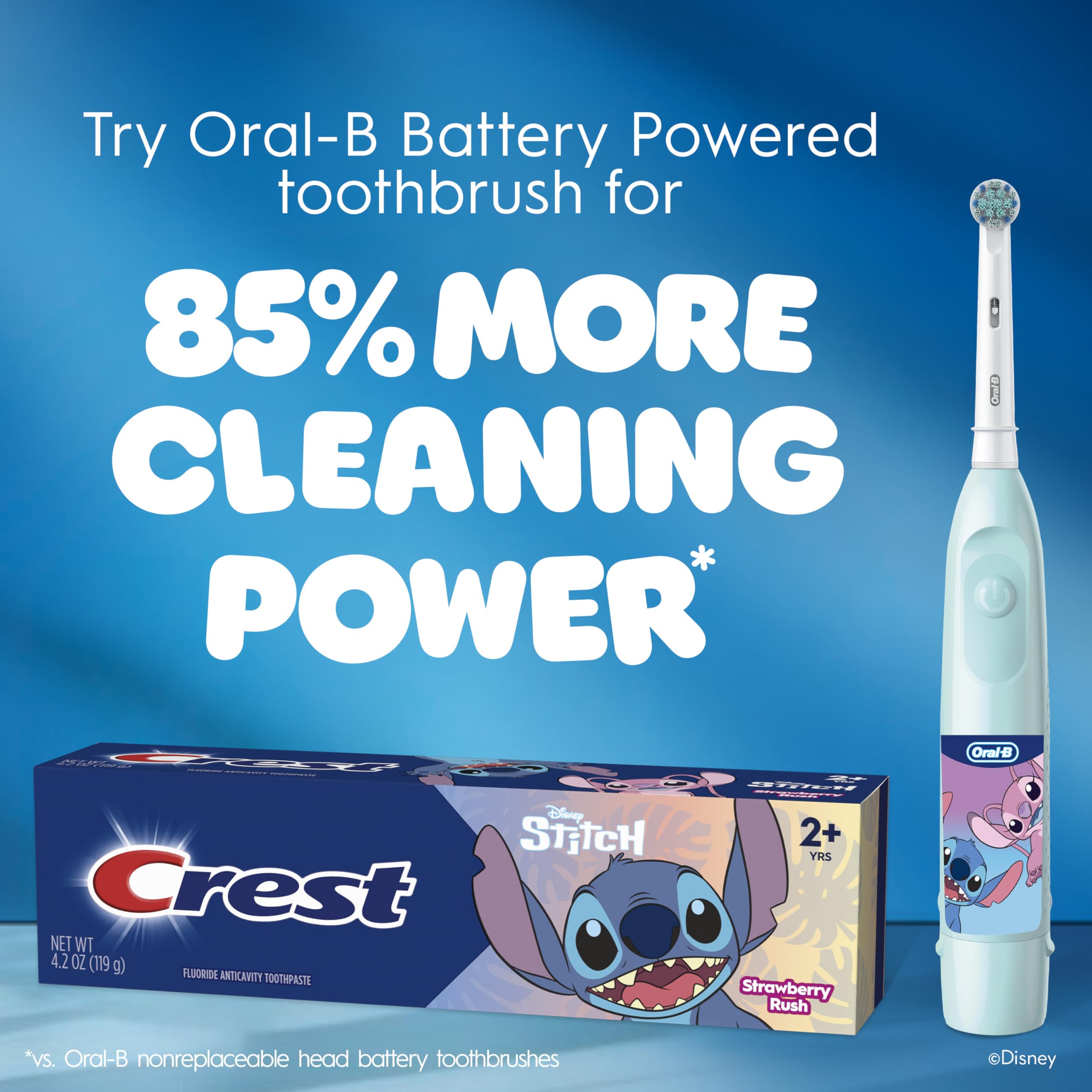 Oral-B niño usando el cepillo en el baño fomentando hábitos sanos