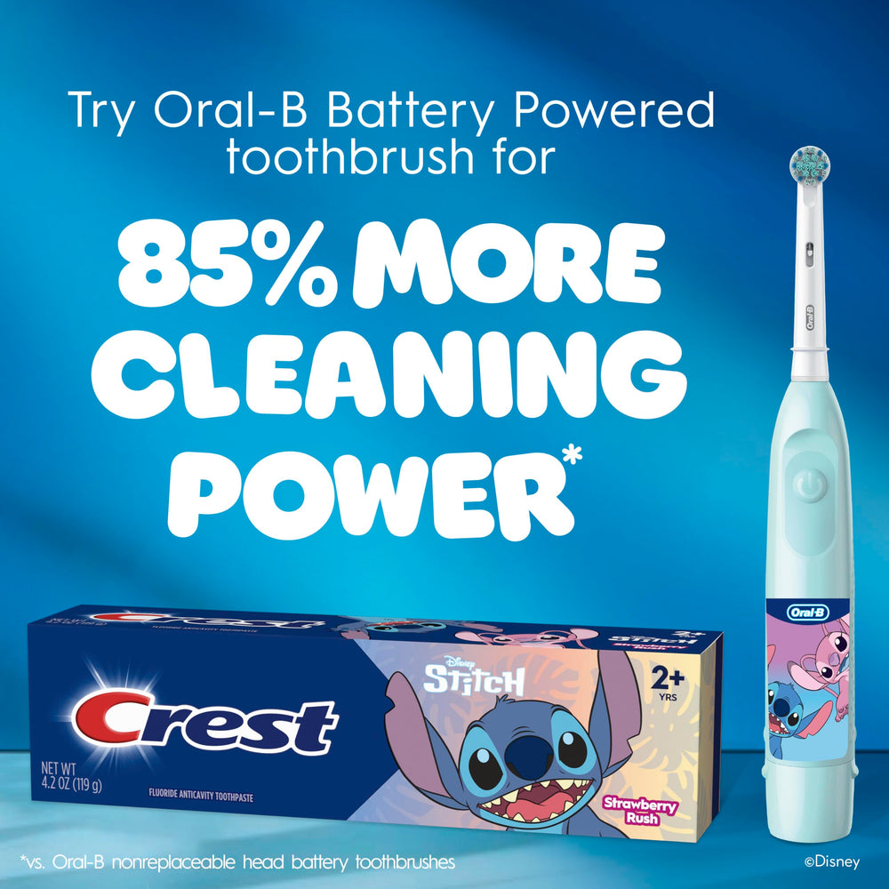 Oral-B niño usando el cepillo en el baño fomentando hábitos sanos