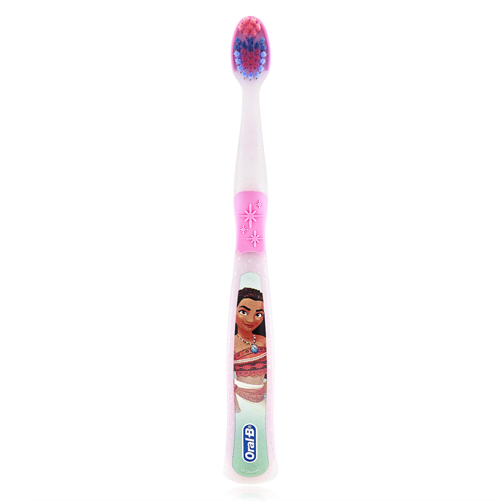 Oral-B cepillo en mano de niño demostrando facilidad de uso y control