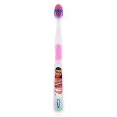 Oral-B cepillo en mano de niño demostrando facilidad de uso y control