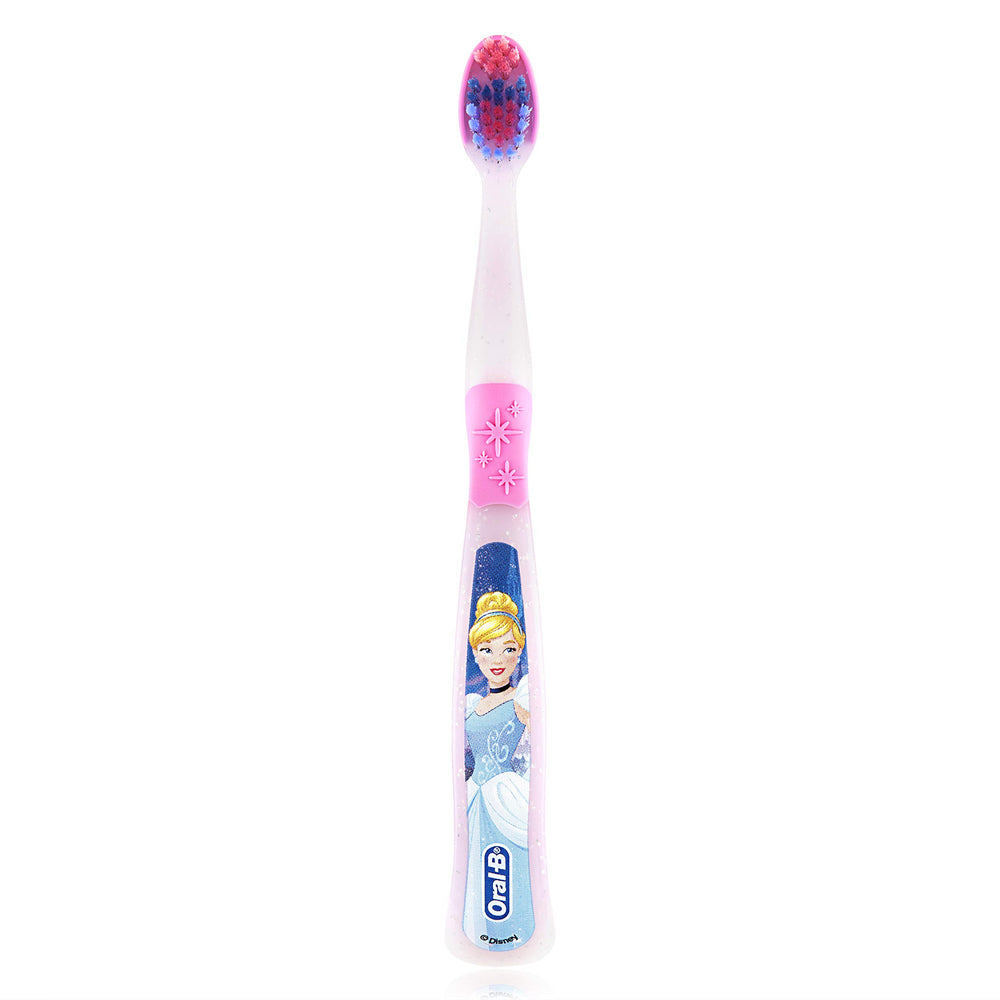 Oral-B comparación de tamaño del cabezal frente a una moneda para referencia