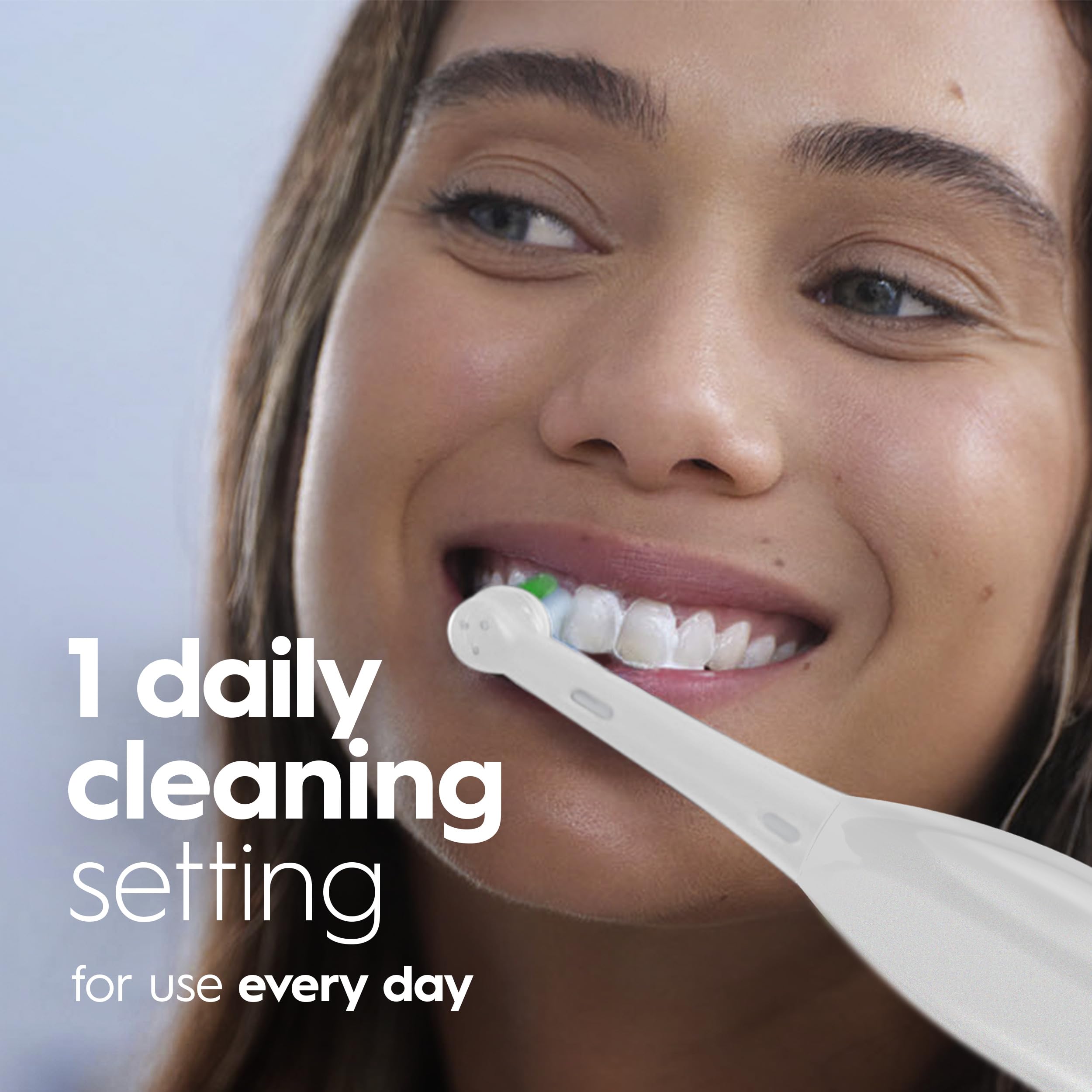 Oral-B Pro 100 3D White persona cepillándose para rutina diaria eficaz