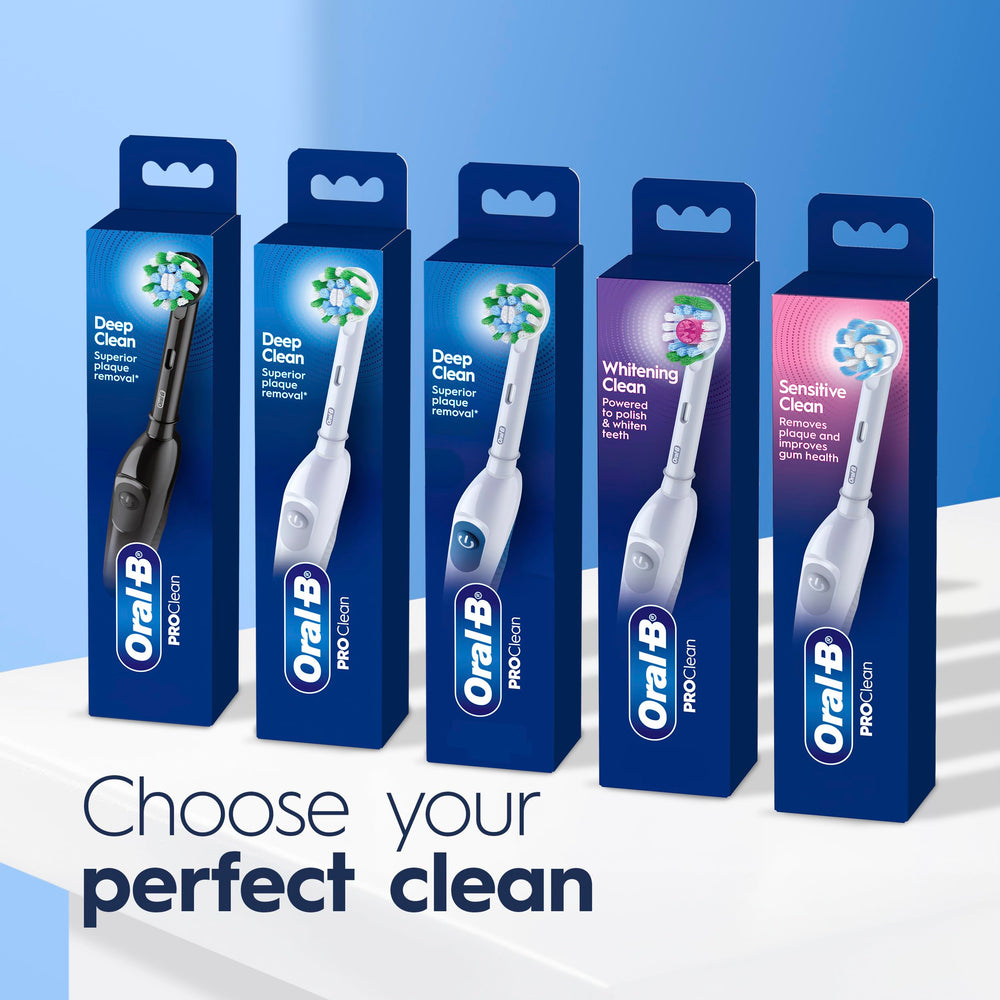 Oral-B Pro 100 3D White comparación de tamaño con un cepillo manual
