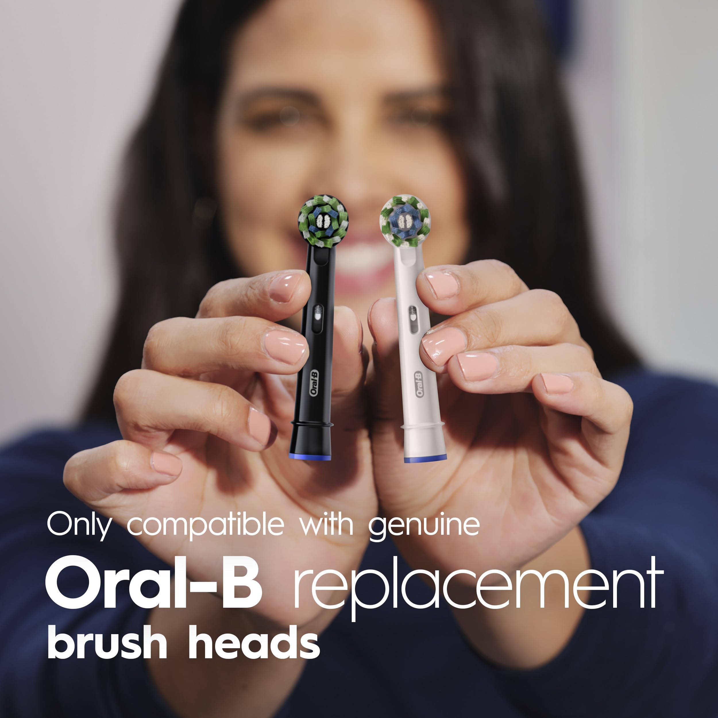 Oral-B Pro 100 demostrando cómo retirar y colocar cabezal, mantenimiento fácil