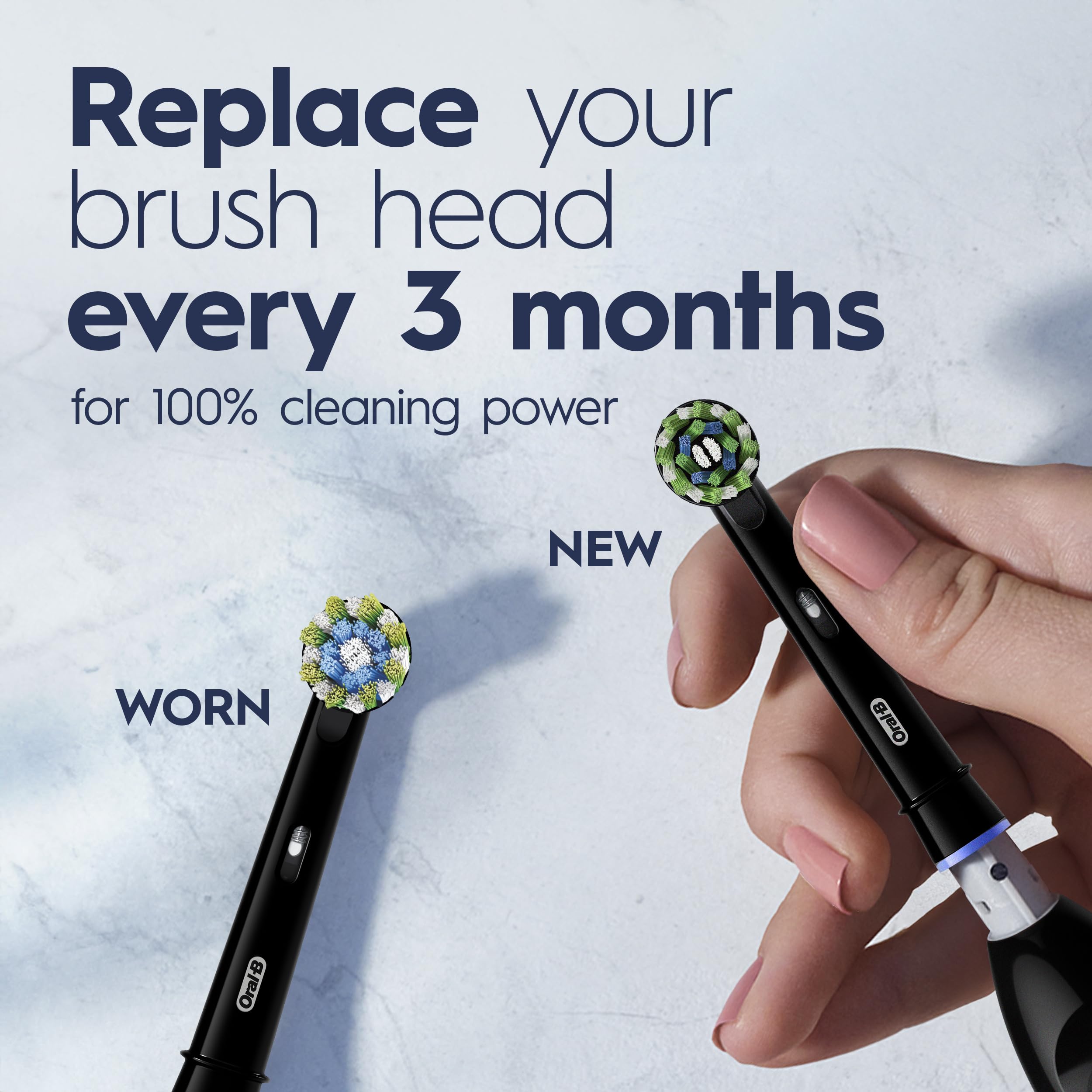 Oral-B Pro 100 junto a objetos cotidianos para ver tamaño compacto