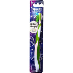 Oral-B detalle de cerdas CrossAction suave que llega entre dientes