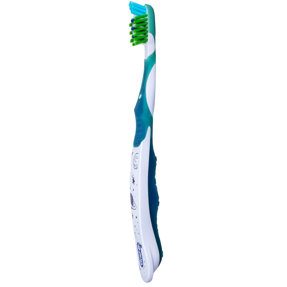 Oral-B comparación de tamaño junto a un cepillo adulto para referencia