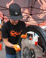 Inyector Orange Seal aplicado en una válvula tubeless, recarga limpia y precisa