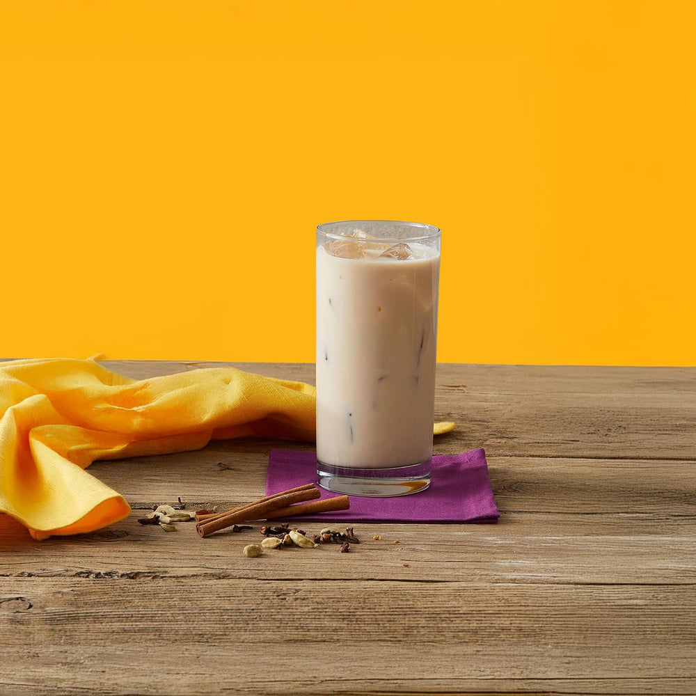 Oregon Chai chai latte frío en vaso con hielo, refrescante y versátil