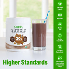 Orgain batido de chocolate servido en vaso para energía rápida y sabor