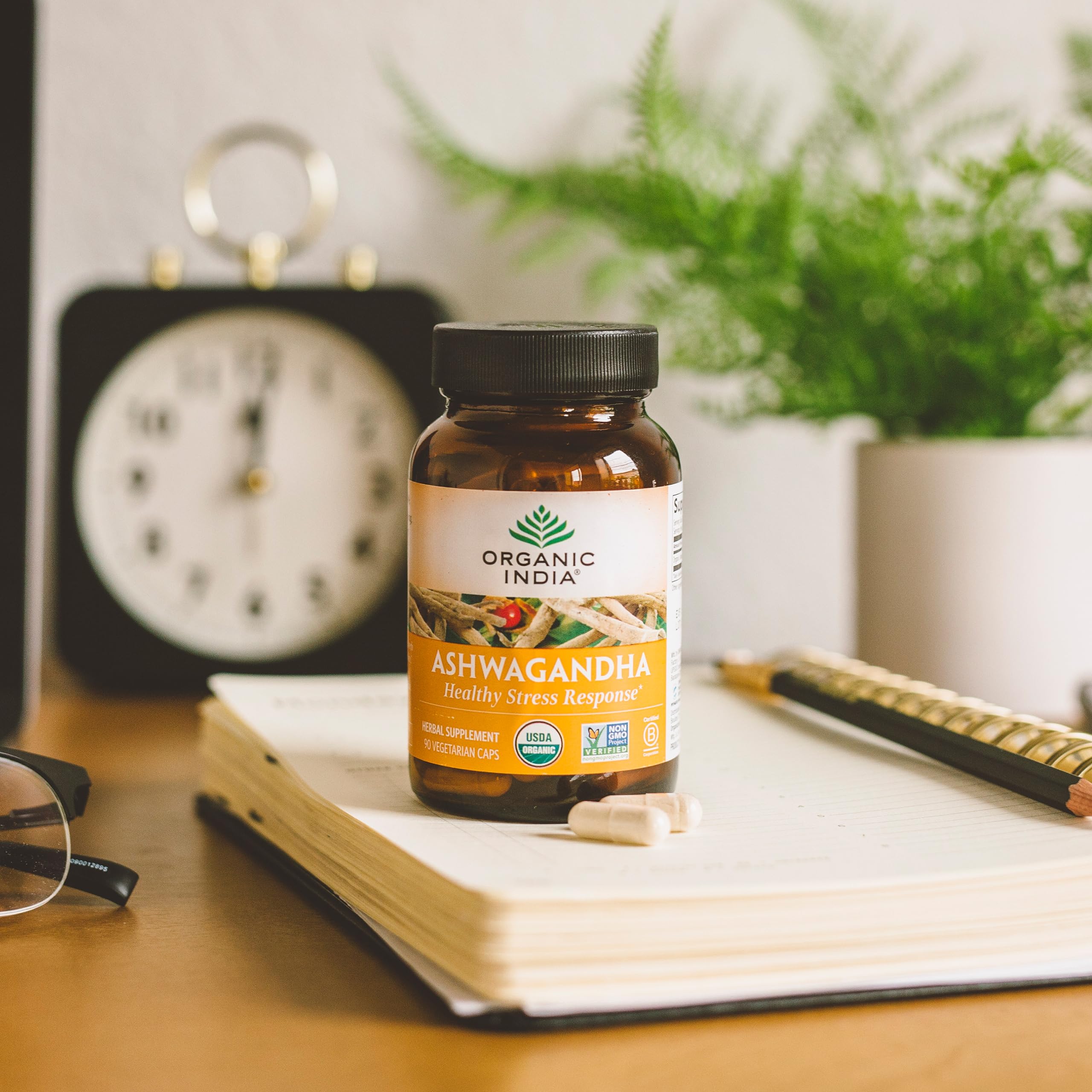 ORGANIC INDIA producto en entorno doméstico resaltando rutina saludable