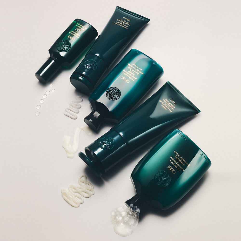 Oribe Eternal Curls en ambiente de baño elegante, inspira uso diario relajado