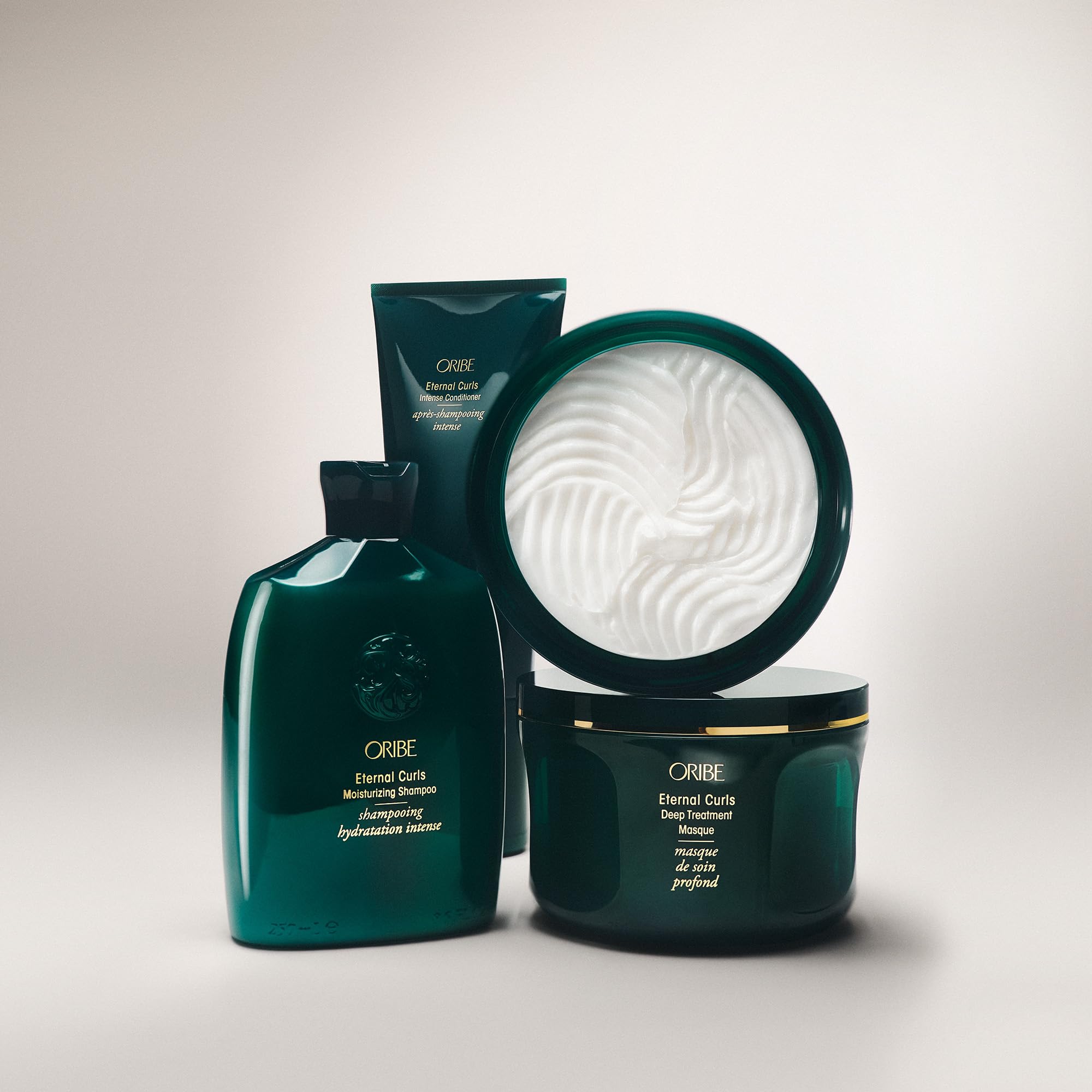 Oribe Eternal Curls en entorno de baño estilizado resaltando uso profesional