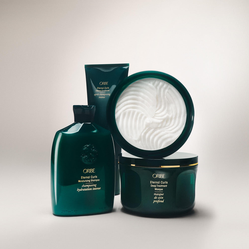Oribe Eternal Curls en entorno de baño estilizado resaltando uso profesional