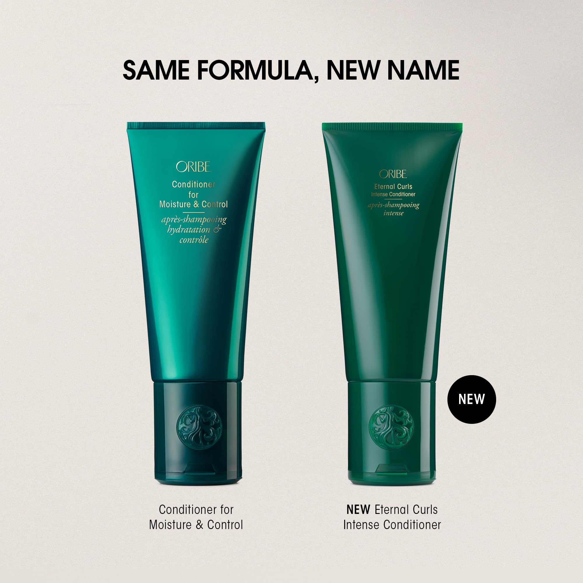 Oribe Eternal Curls textura cremosa en mano que facilita desenredar y humectar