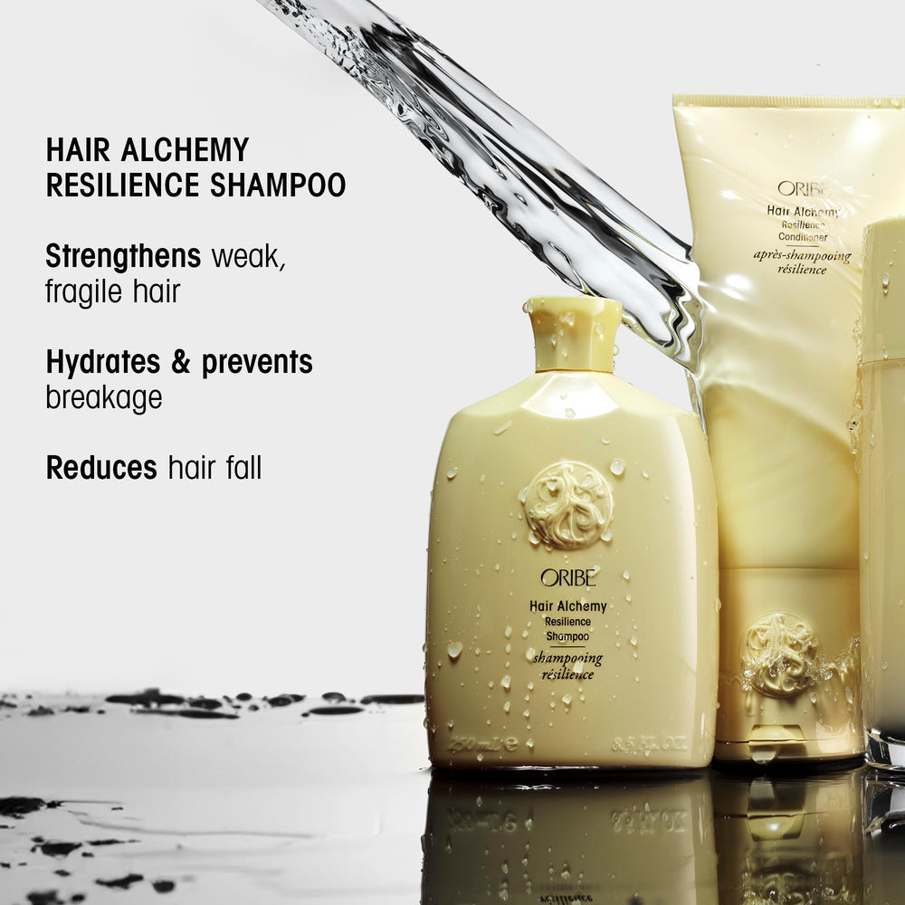 Oribe Hair Alchemy en ducha demostrando aplicación y protección capilar