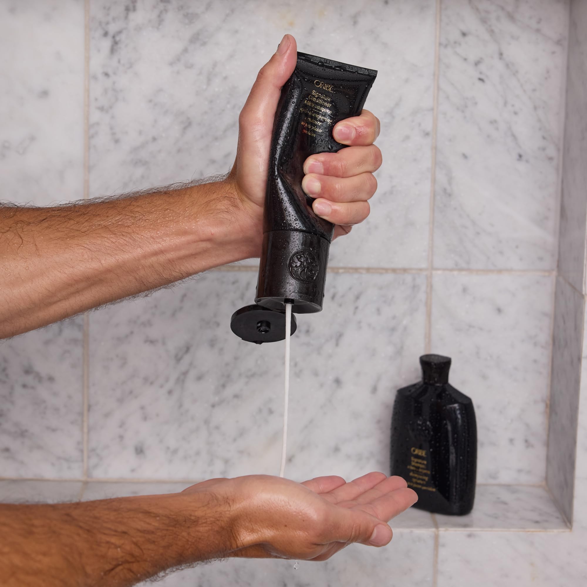 Oribe acondicionador aplicado en cabello durante la ducha fácil desenredado