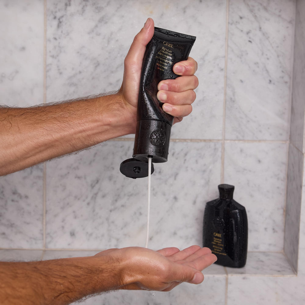Oribe acondicionador aplicado en cabello durante la ducha fácil desenredado