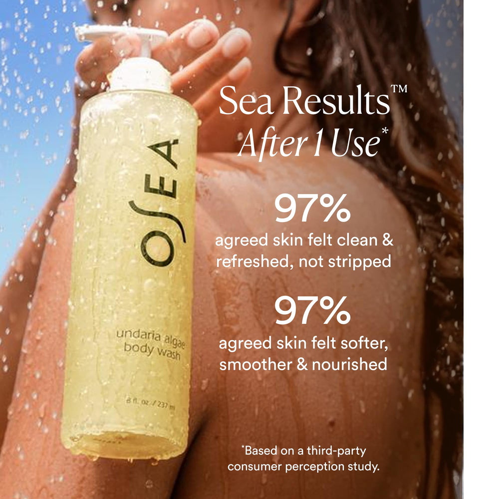 OSEA gel en mano durante la ducha para limpieza suave y revitalizante