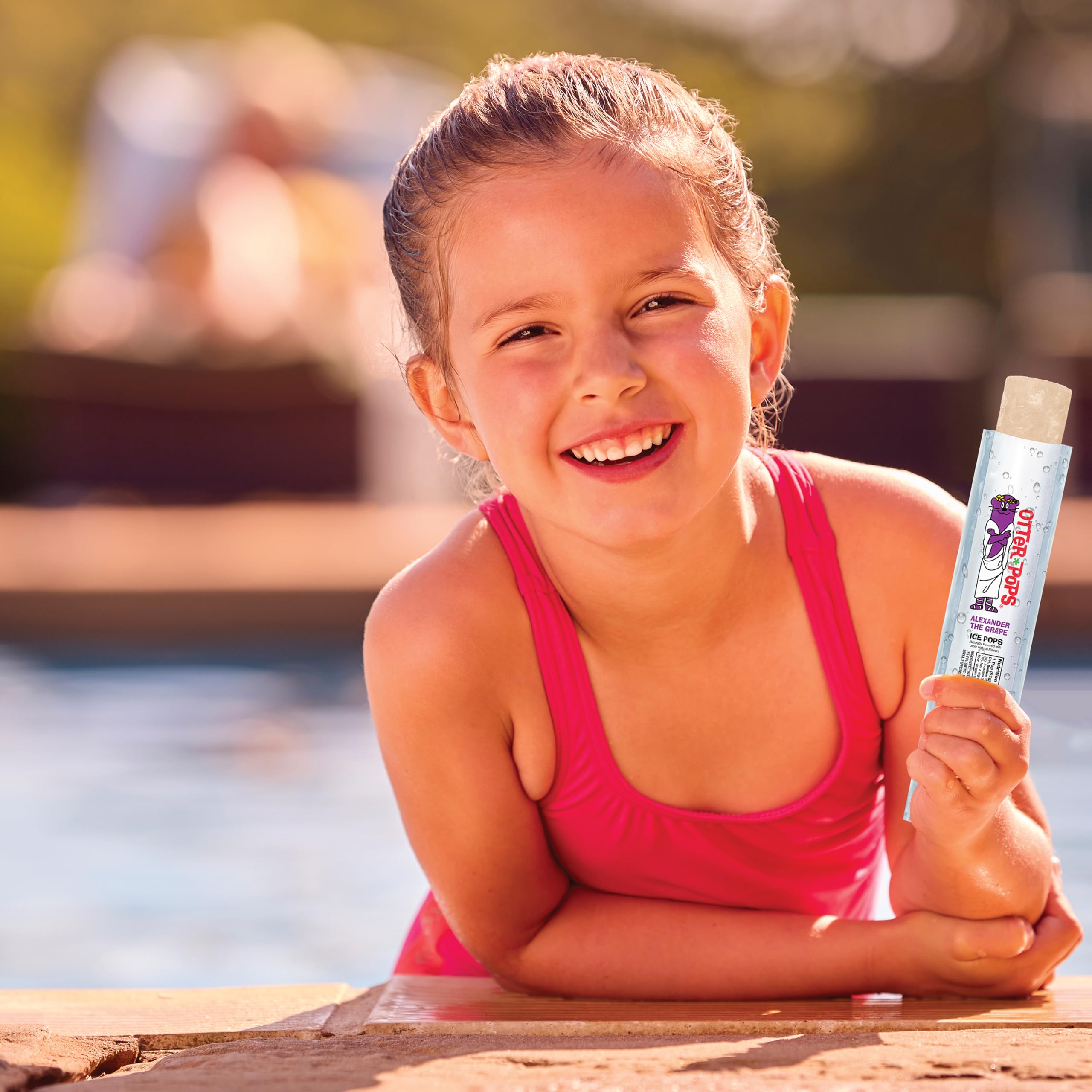 Otter Pops paleta junto a mano para comparar tamaño y porción