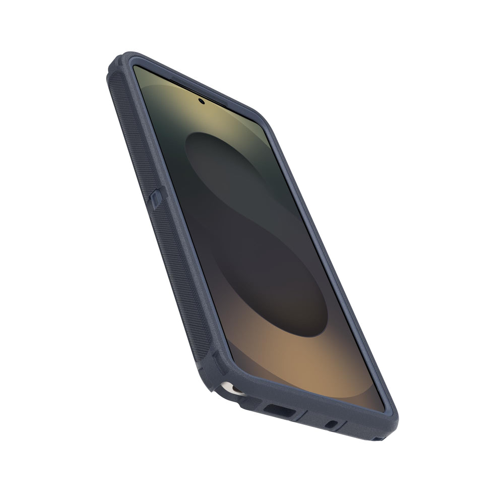 OtterBox funda junto a mano para mostrar escala y perfil delgado