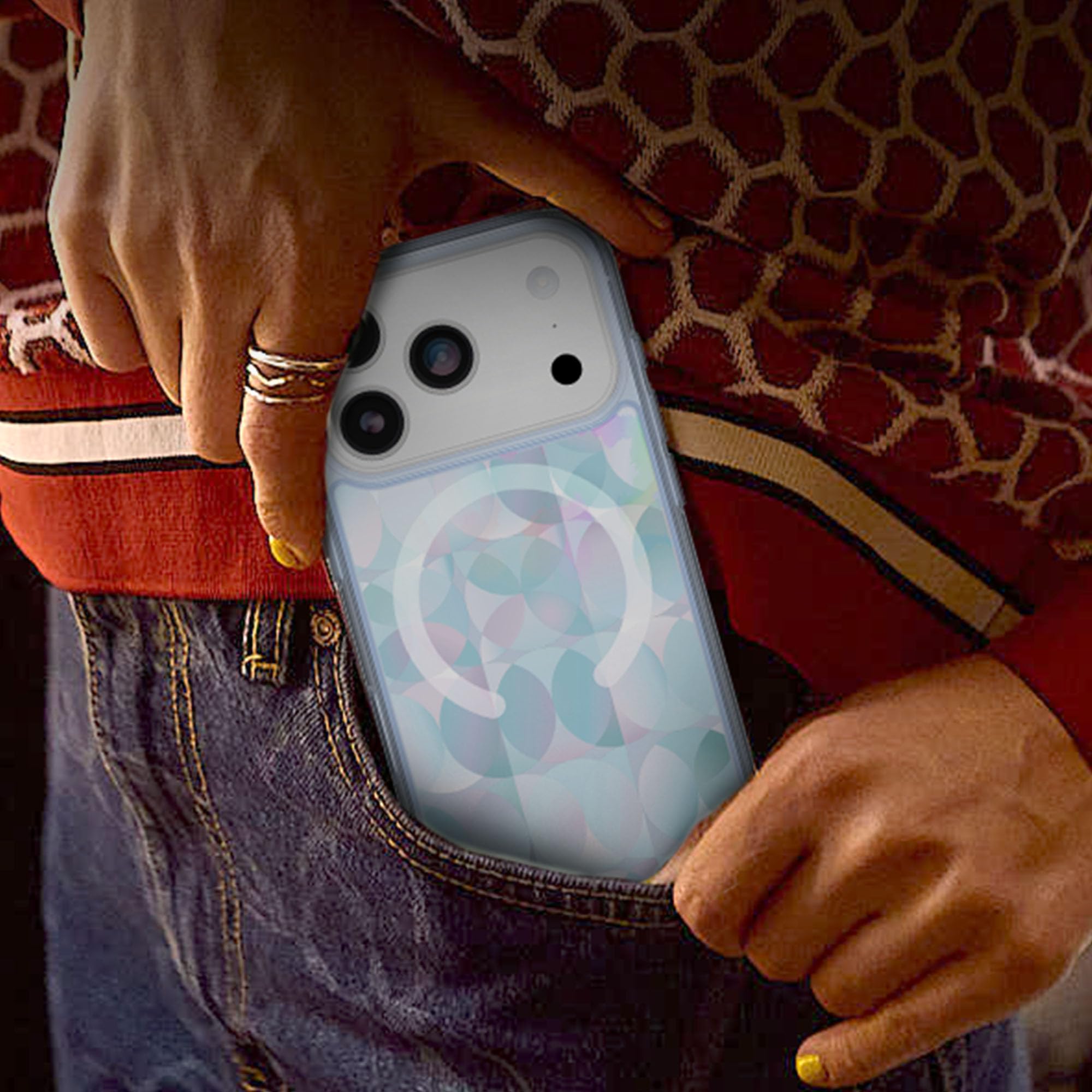 OtterBox funda puesta en uso cotidiano mostrando estilo y resistencia