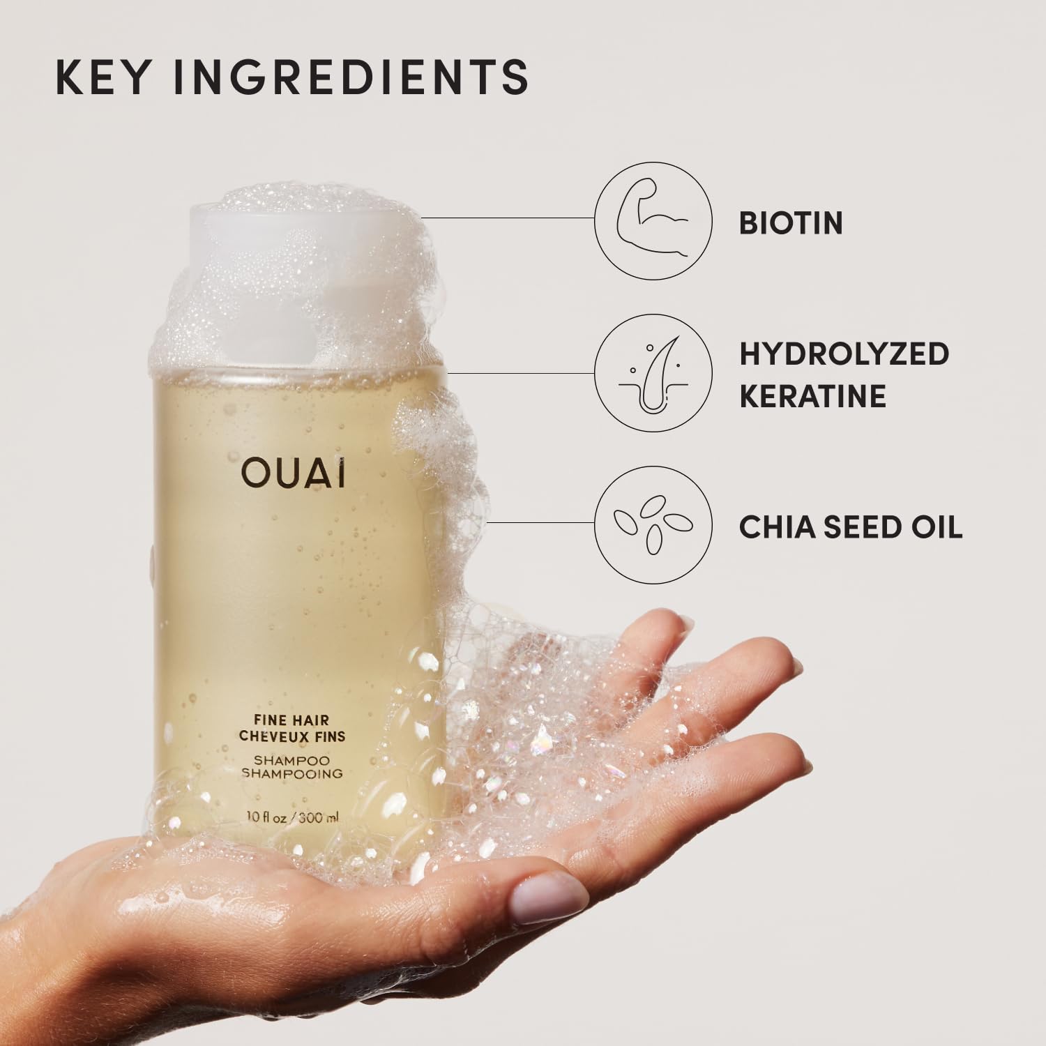 OUAI shampoo en la palma para demostrar uso y cobertura efectiva