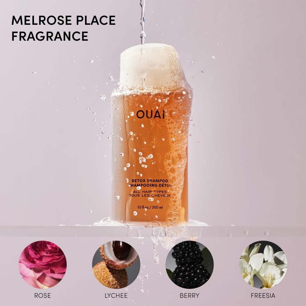 OUAI champú detox botella sostenida en manos para dosificar