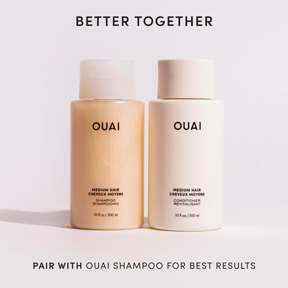 OUAI producto en cabello mojado mostrando desenredo y manejo al peinar