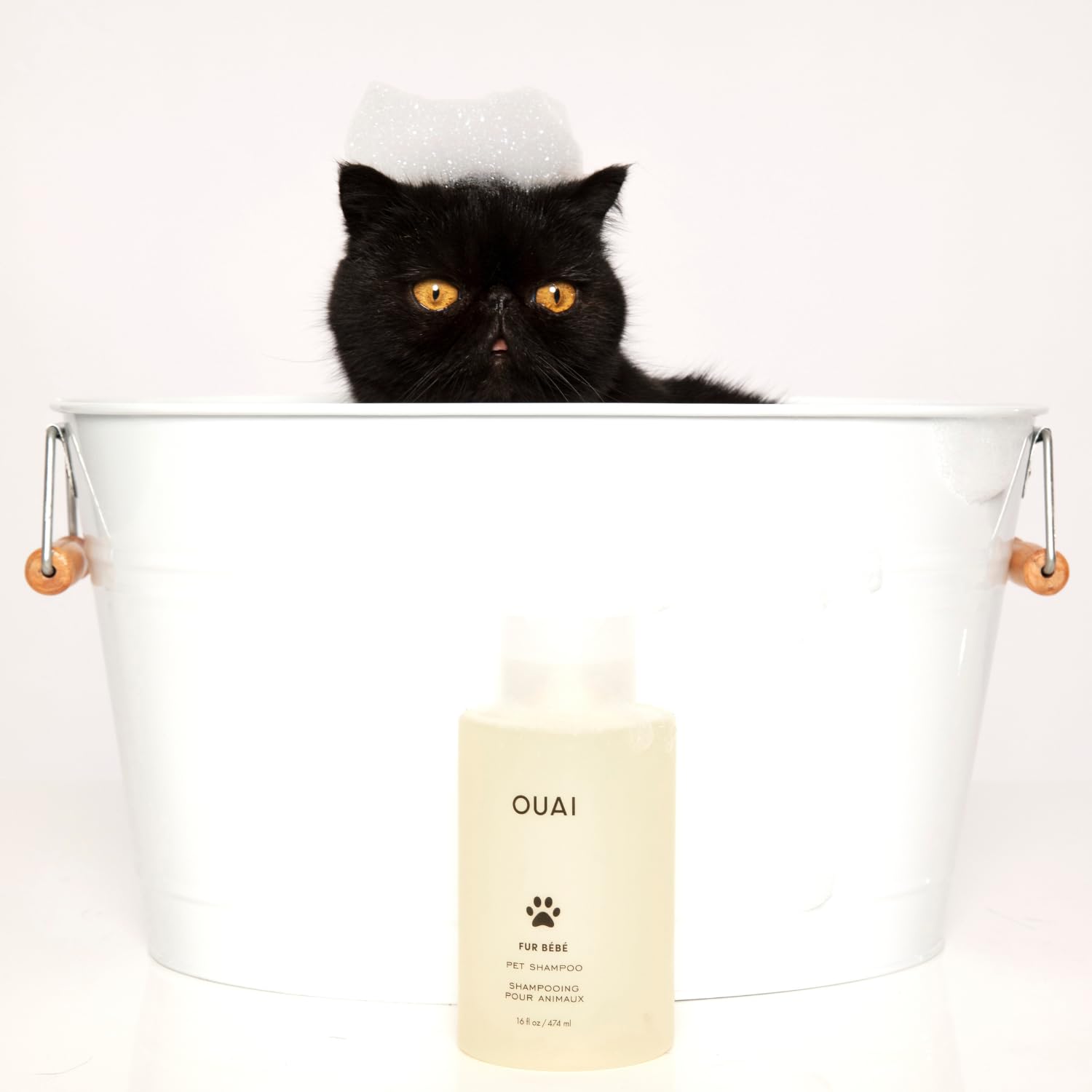 OUAI champú en estante de baño para un look cuidado