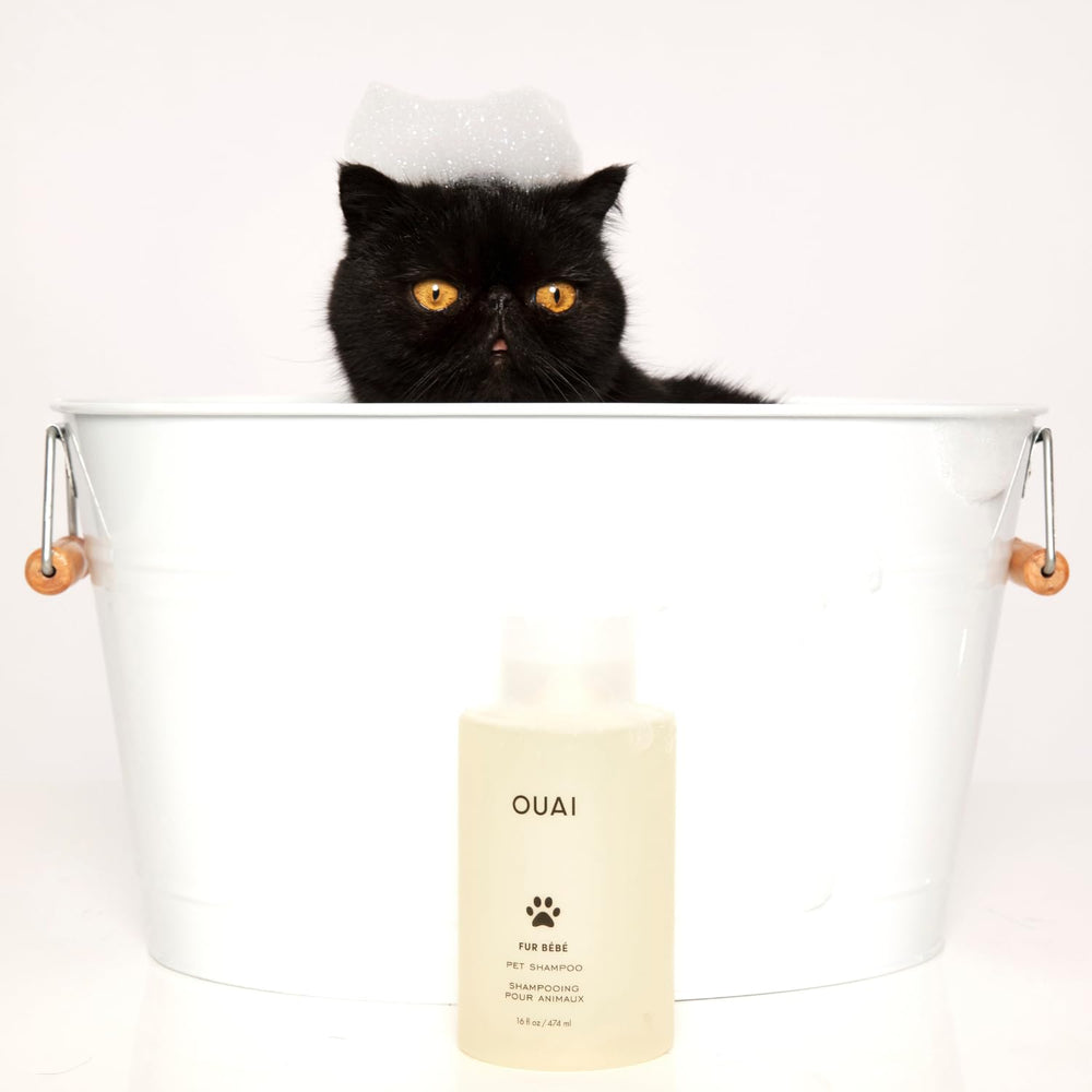 OUAI champú en estante de baño para un look cuidado