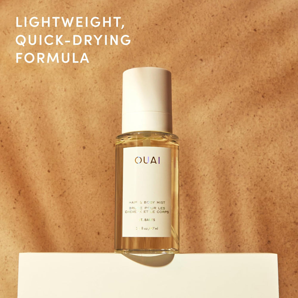 OUAI rociando St. Barts sobre cabello para refrescar aroma sin apelmazar