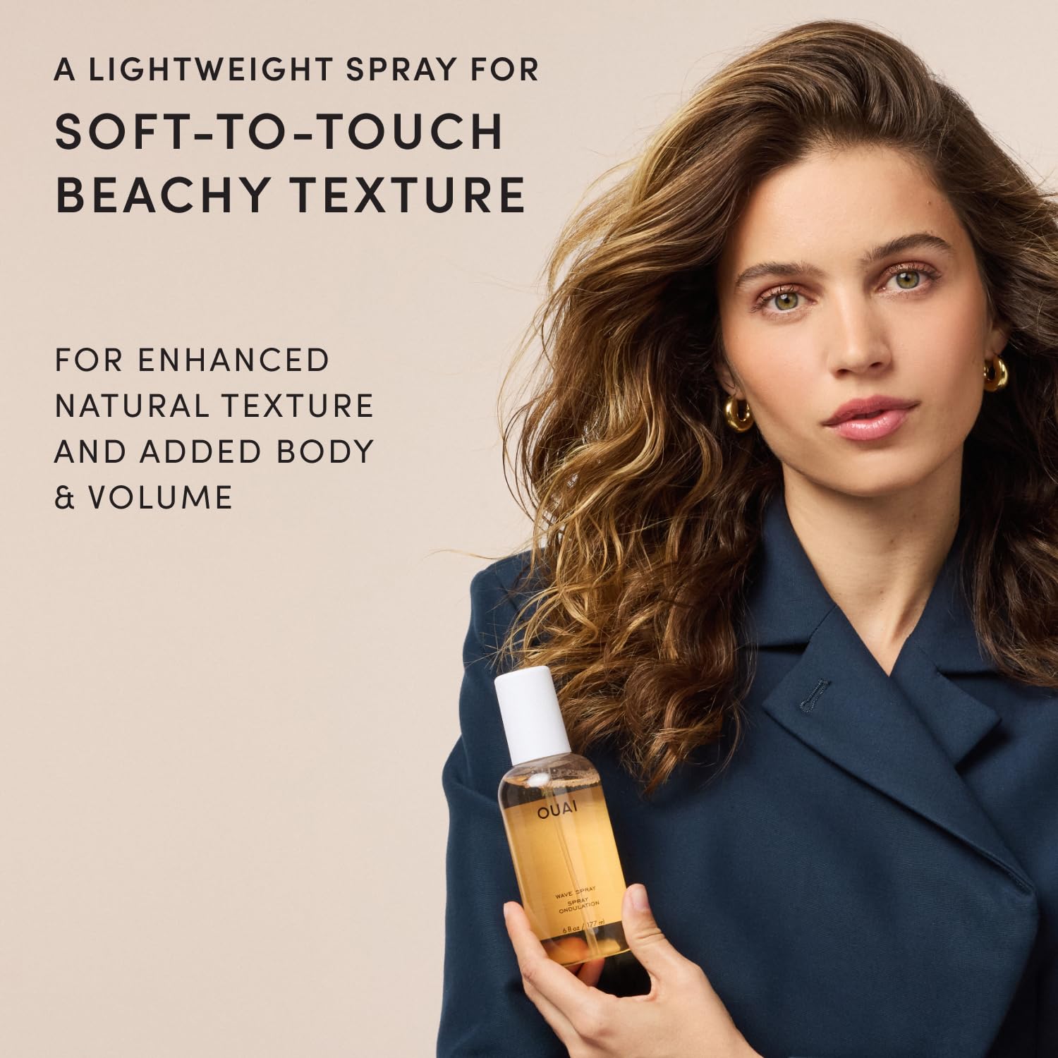 OUAI Wave Spray textura de spray visible que aporta cuerpo y control