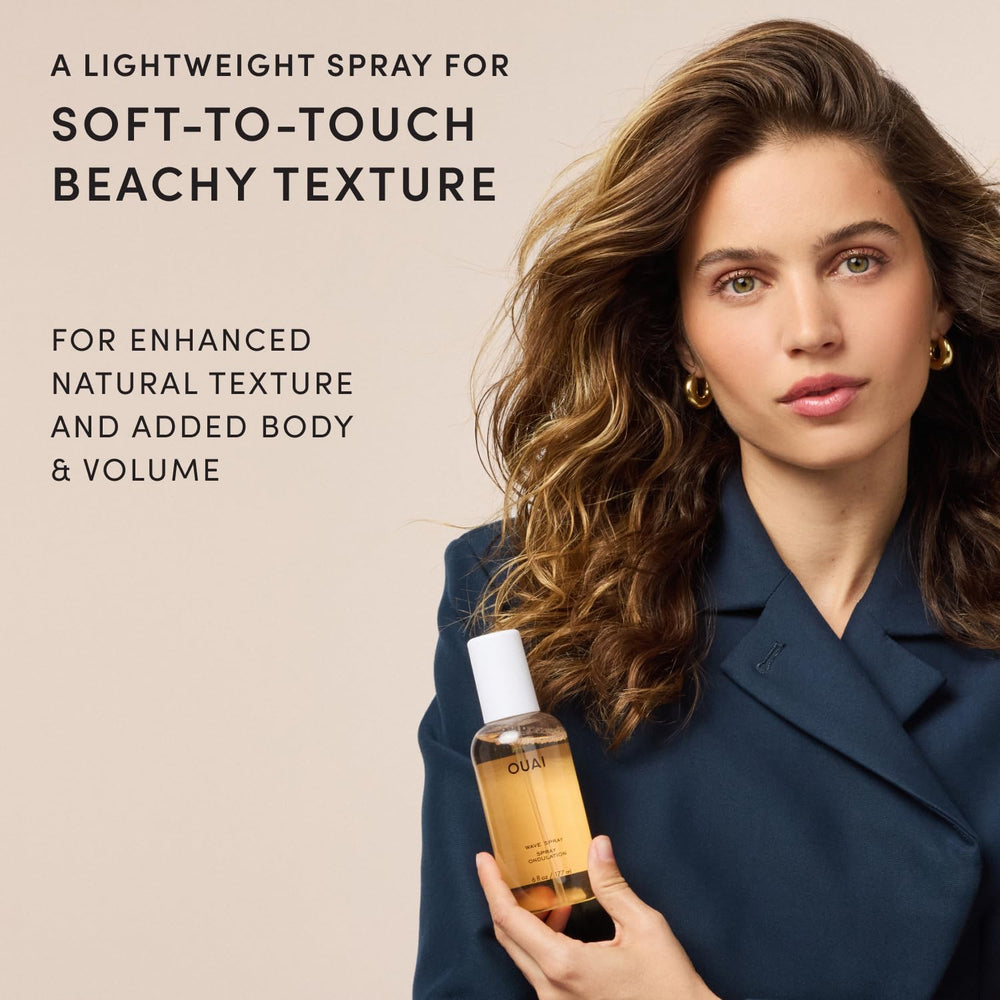 OUAI Wave Spray textura de spray visible que aporta cuerpo y control