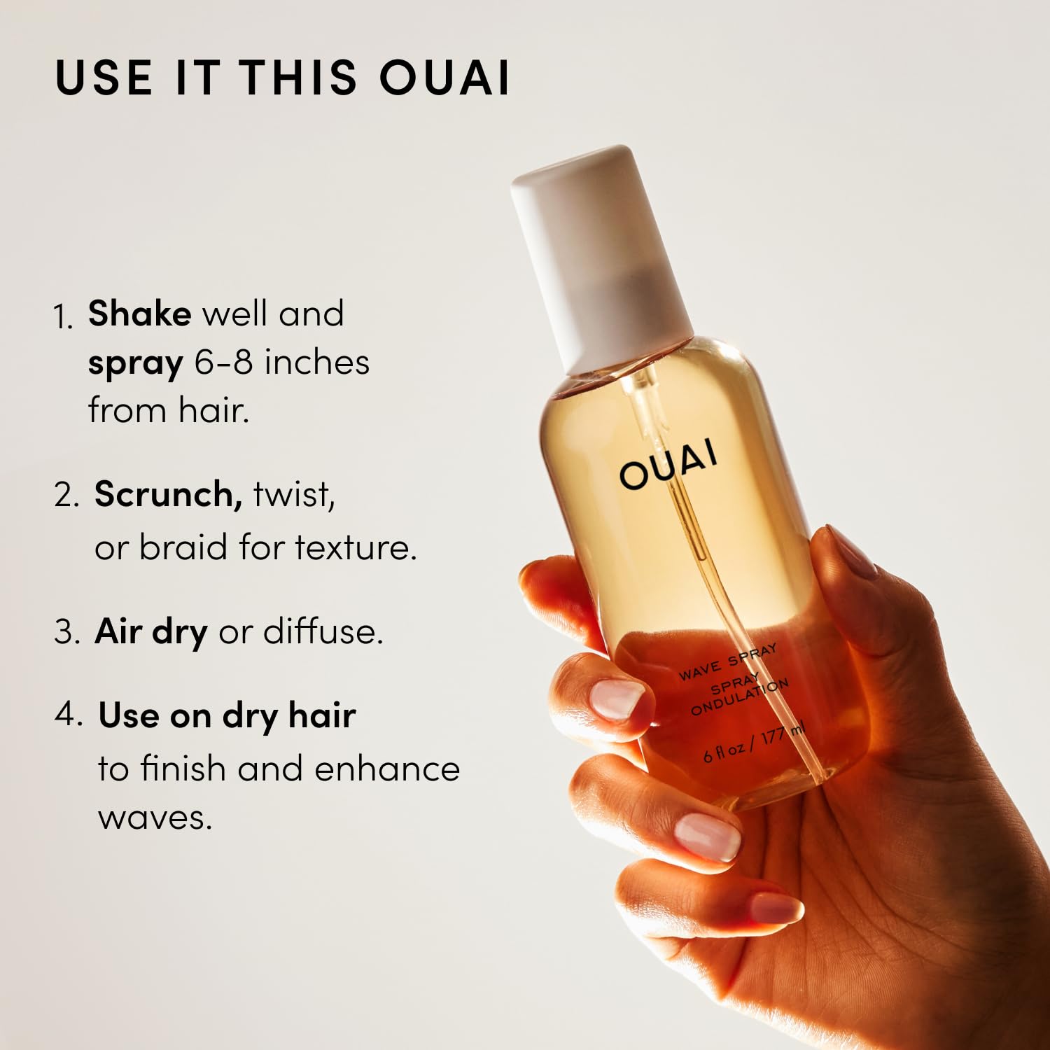 OUAI Wave Spray dentro de un bolso mostrando portabilidad y conveniencia