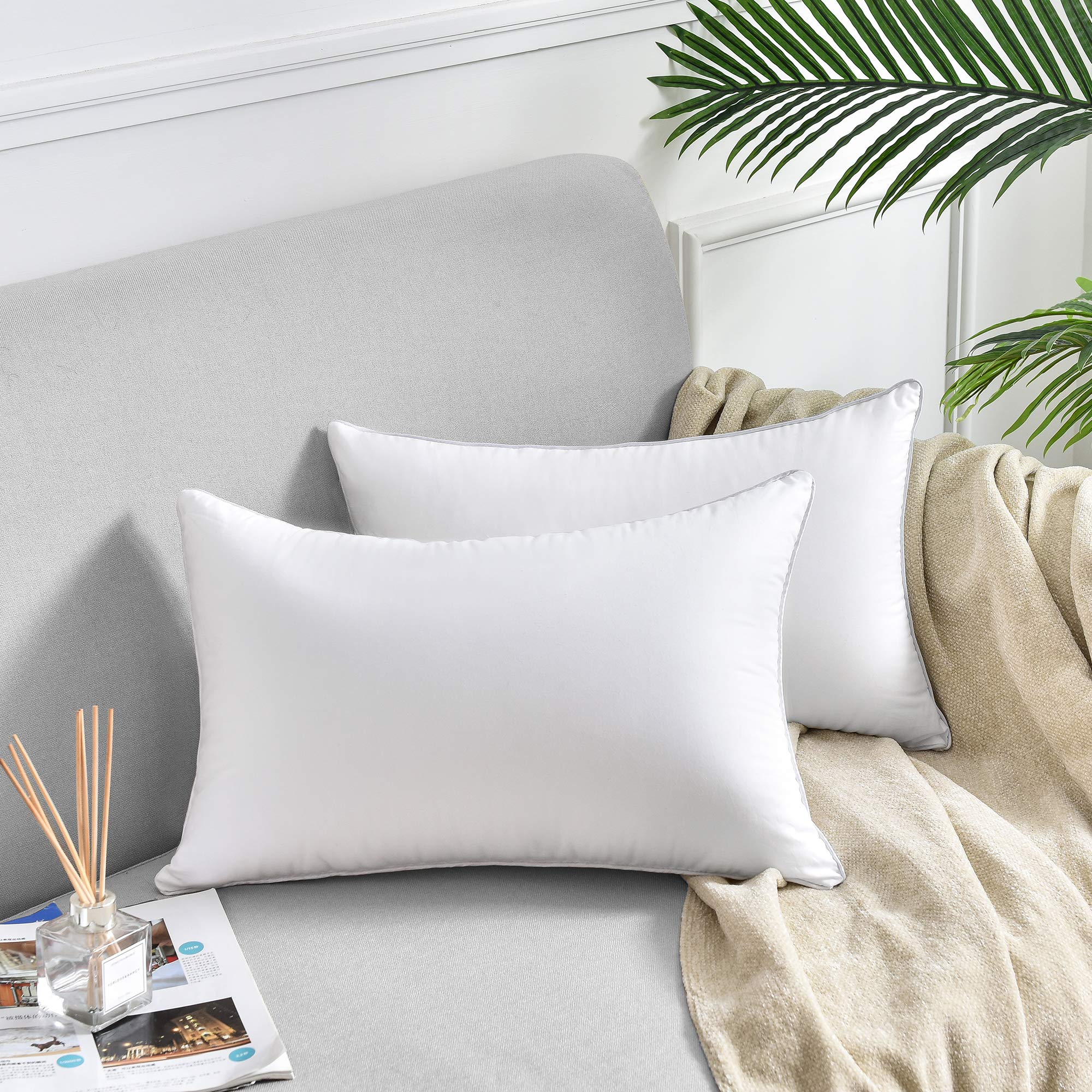 Oubonun dos cojines sobre cama aportando volumen y estilo decorativo