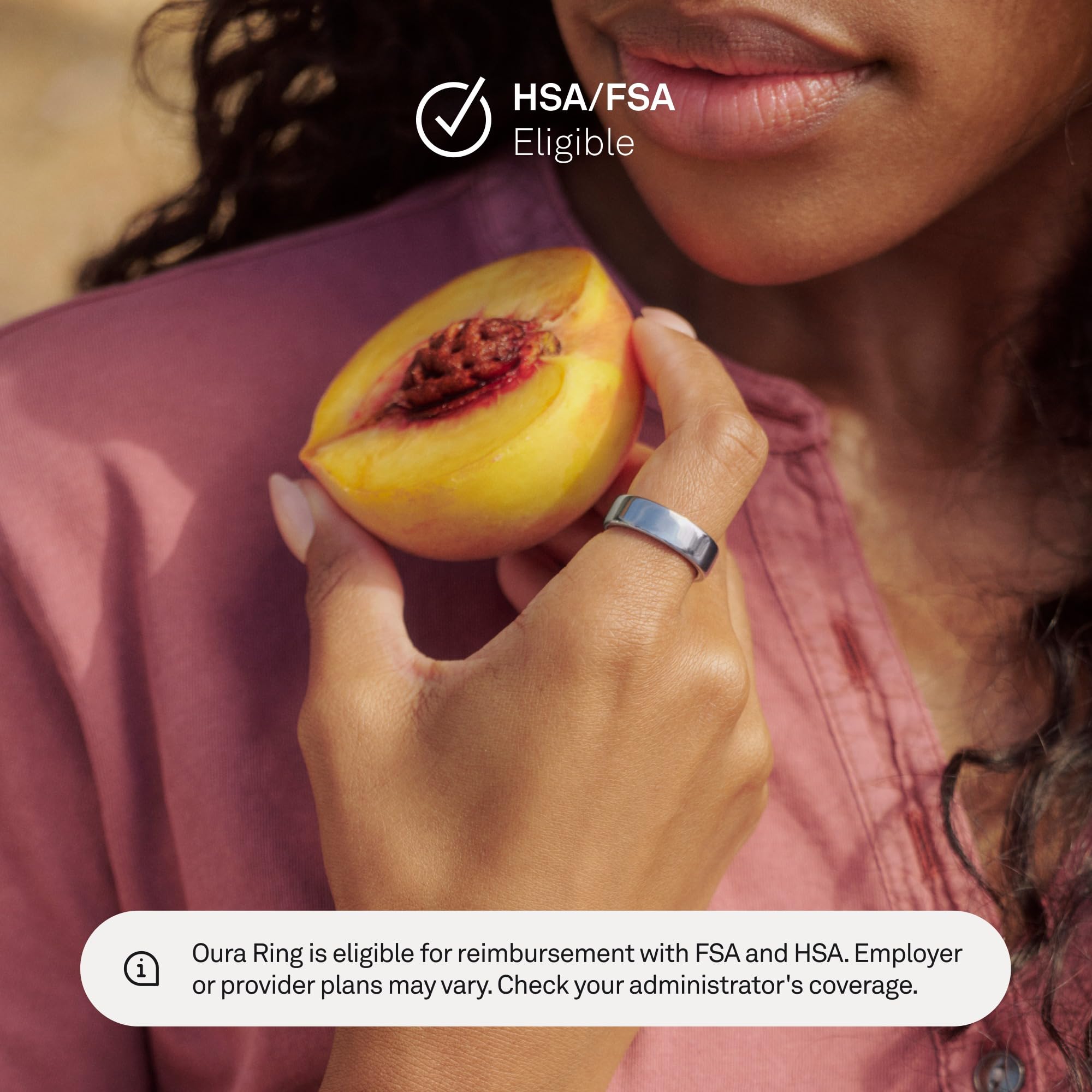 Oura Ring 5 colocado junto a almohada ilustrando monitorización del sueño