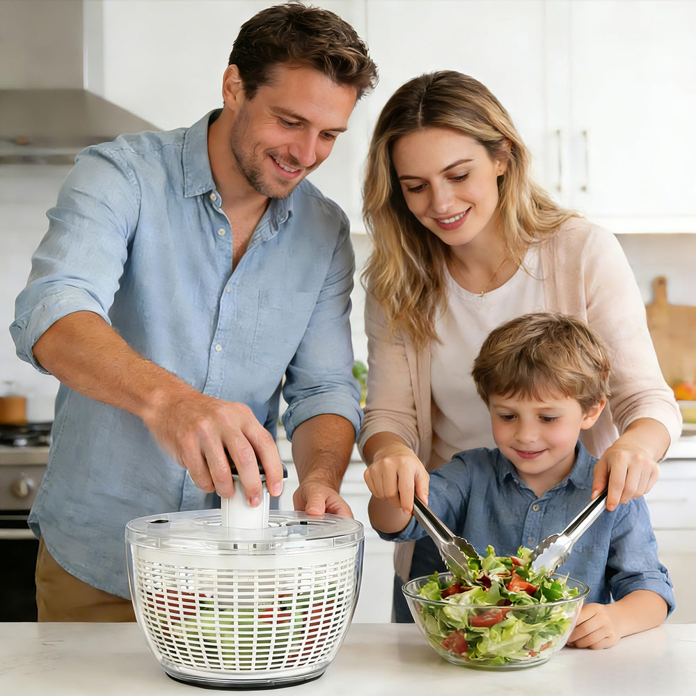Ourokhome en escena de cocina con ensalada preparada y almacenamiento compacto