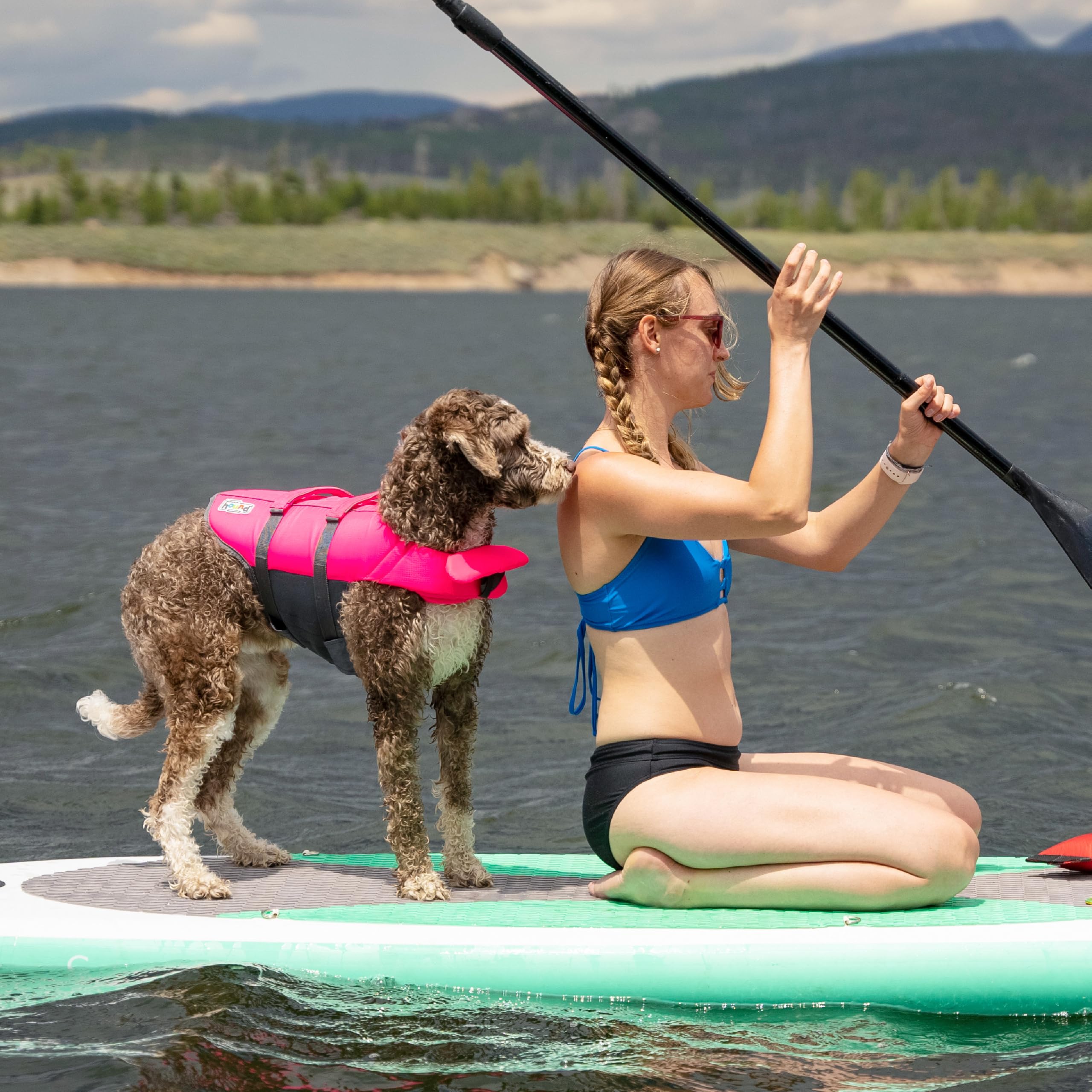 Outward Hound chaleco en ambiente de playa demostrando uso recreativo seguro