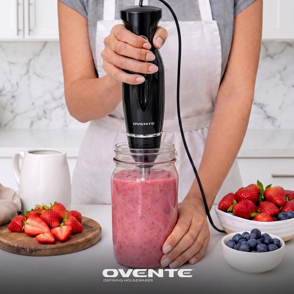 OVENTE HS560B en cocina moderna preparando batido saludable