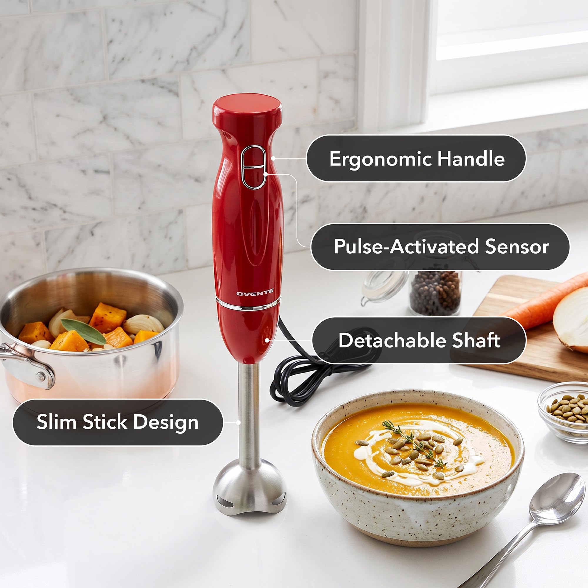 OVENTE HS560R batiendo sopa en olla para una textura suave directamente en la cocina