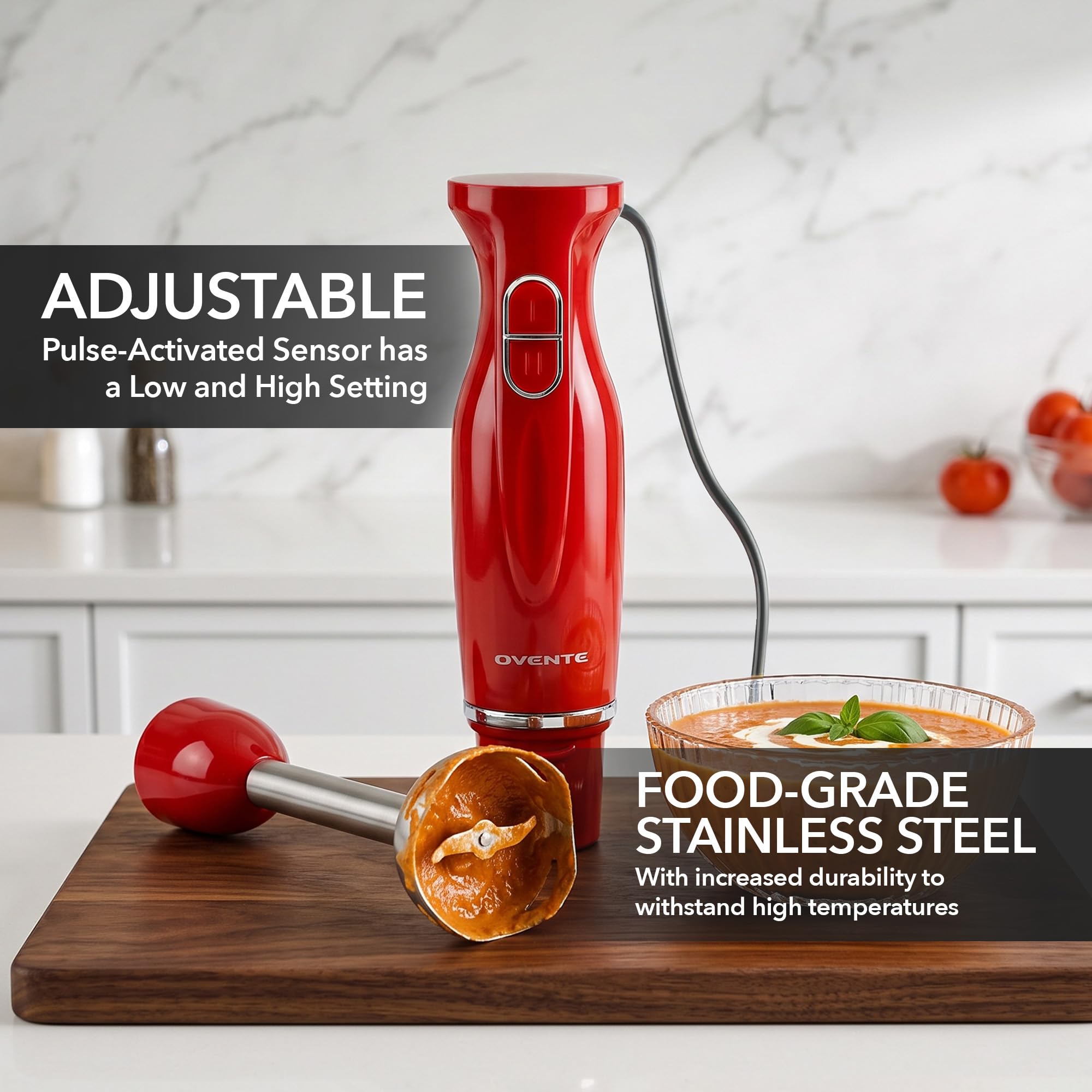 OVENTE HS560R mezclando batido en vaso alto para preparar smoothies rápidos