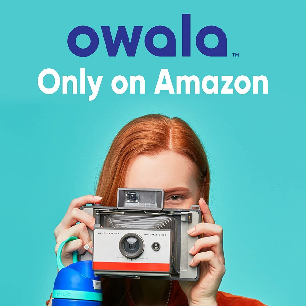 Owala FreeSip comparación de tamaño en mano para mostrar capacidad 32 oz y portabilidad