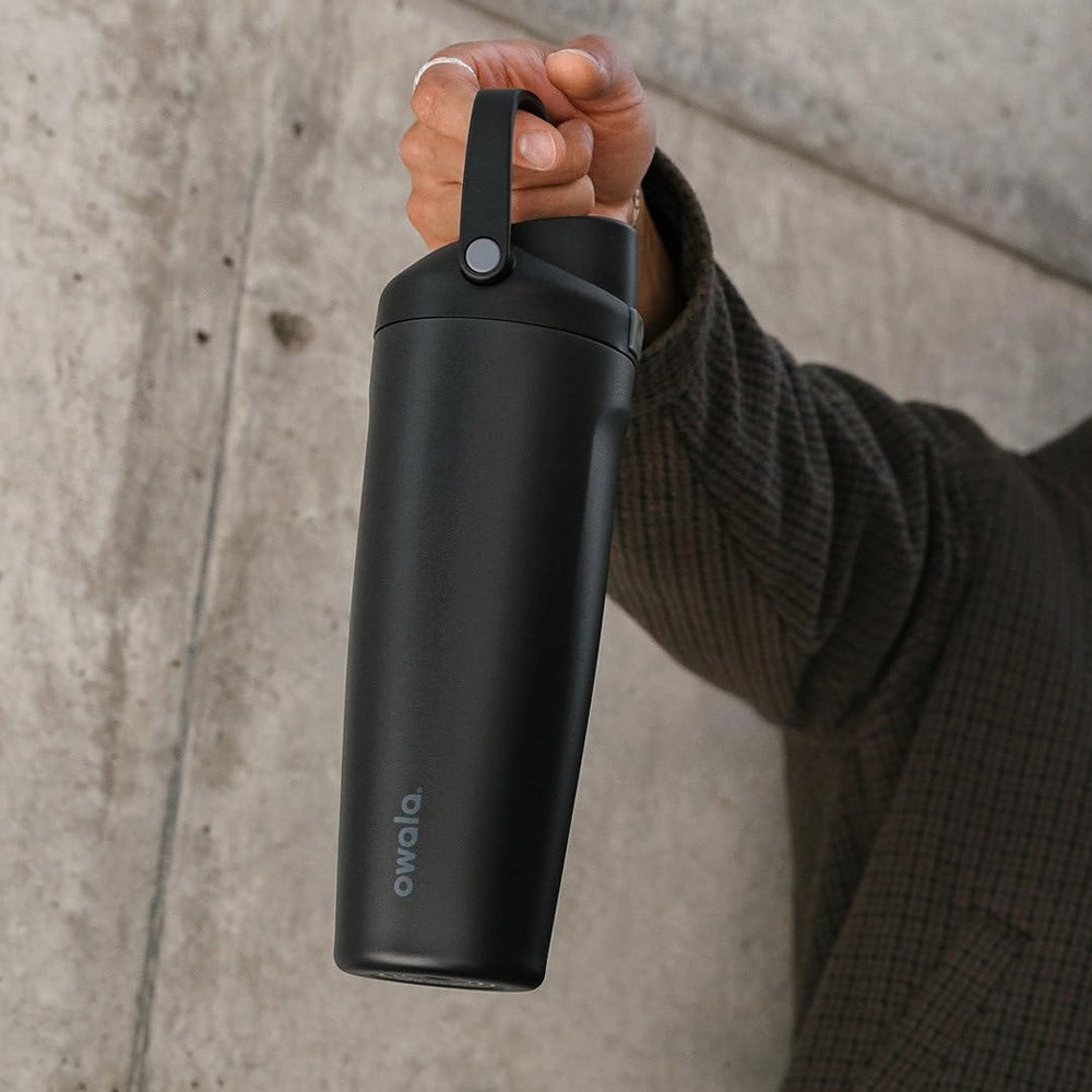 Owala FreeSip Sway comparada con objeto para visualizar tamaño de 30 oz