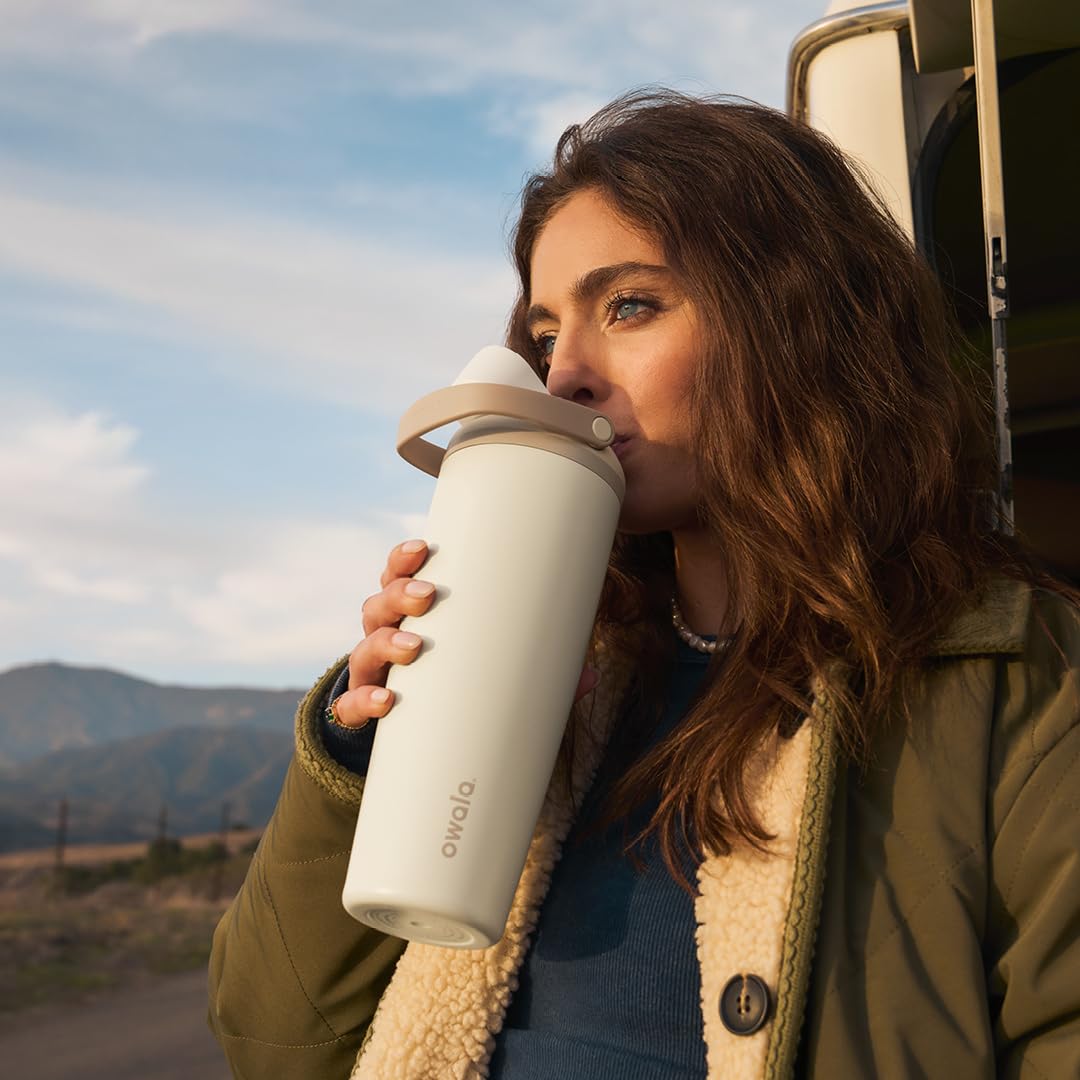 Owala FreeSip Sway detalle de textura exterior sweat-proof para manos secas