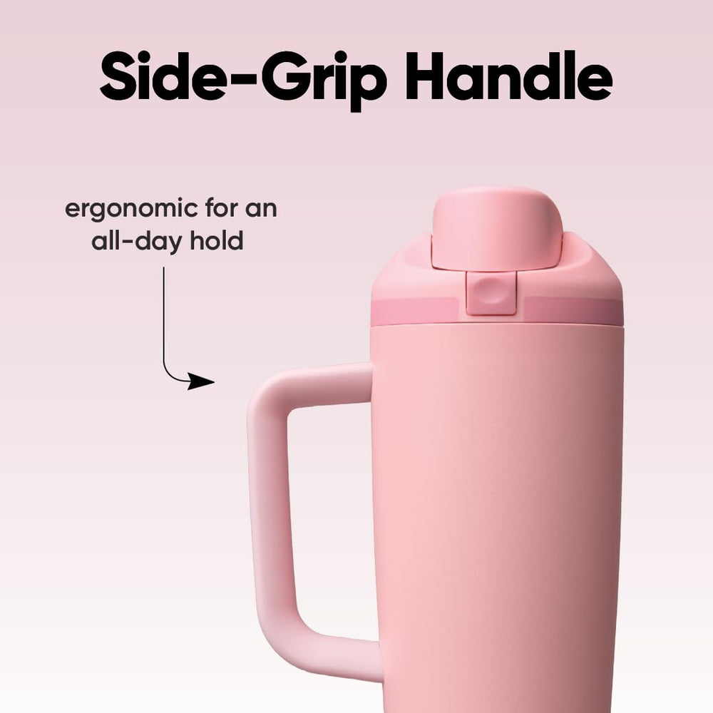 Owala FreeSip junto a objetos para comparar tamaño y capacidad 30 oz