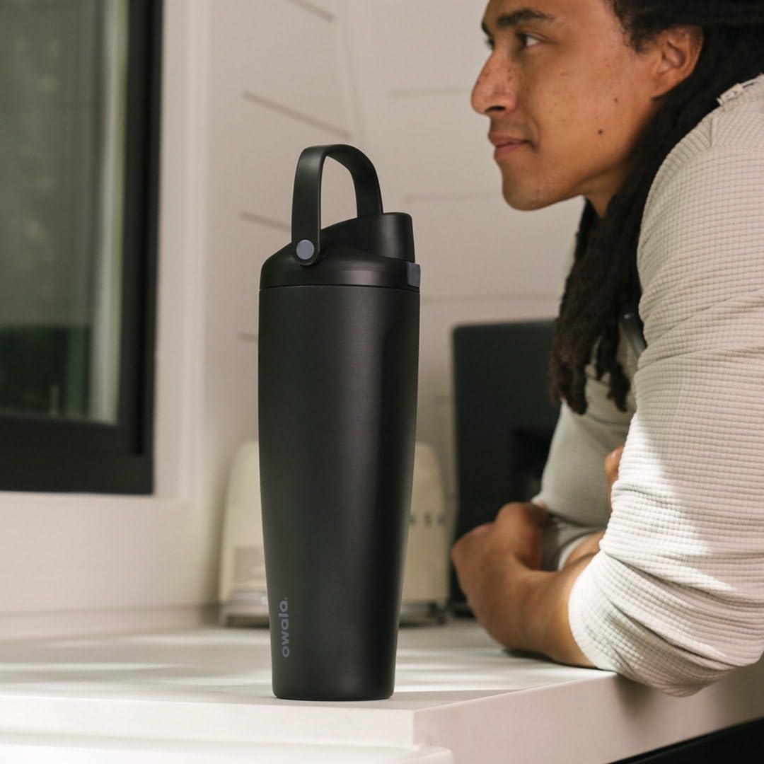 Owala FreeSip Sway junto a objetos cotidianos para mostrar su capacidad de 40 oz y escala