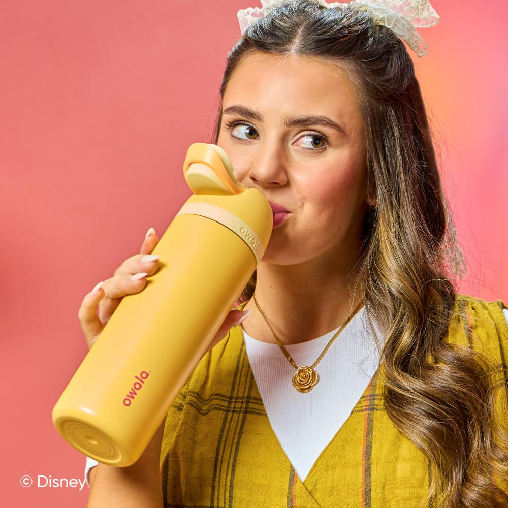 Owala Princess Belle en uso escolar niño transportando y bebiendo