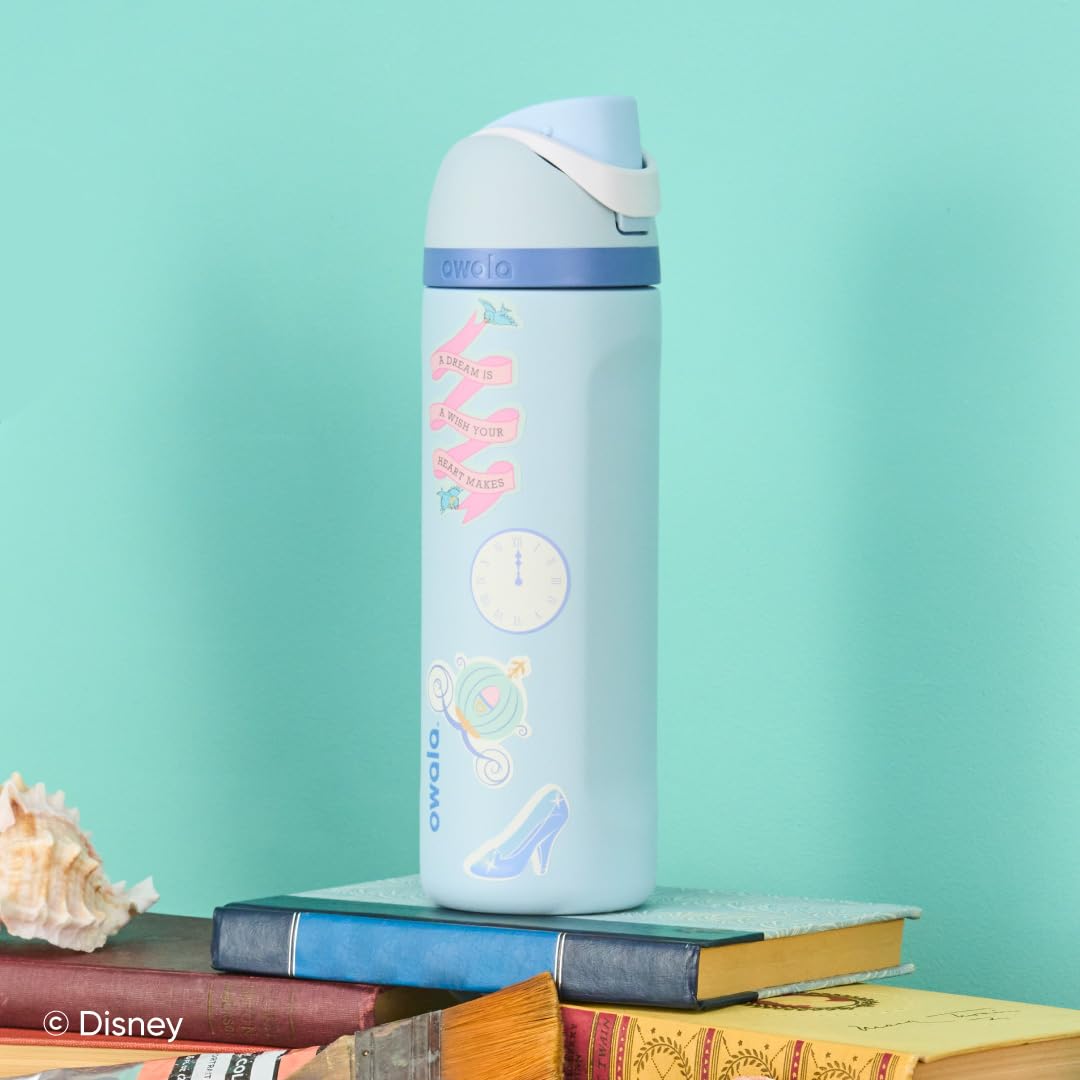 Owala Princess Cinderella junto a un portavasos demostrando compatibilidad y tamaño